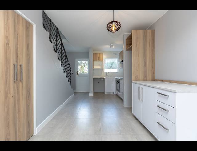 2 BEDROOM SECTIONAL TITLE RENTED IN RONDEBOSCH EAST